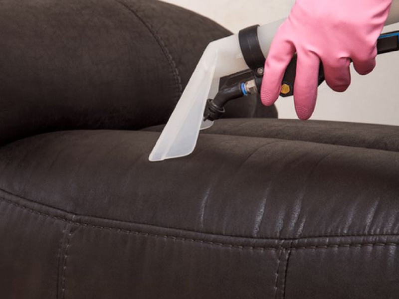 Quy trình và cách đánh bóng ghế sofa tại nhà hiệu quả 6 Dùng máy hút bụi chuyên dụng để hút sạch toàn bộ bề mặt ghế
