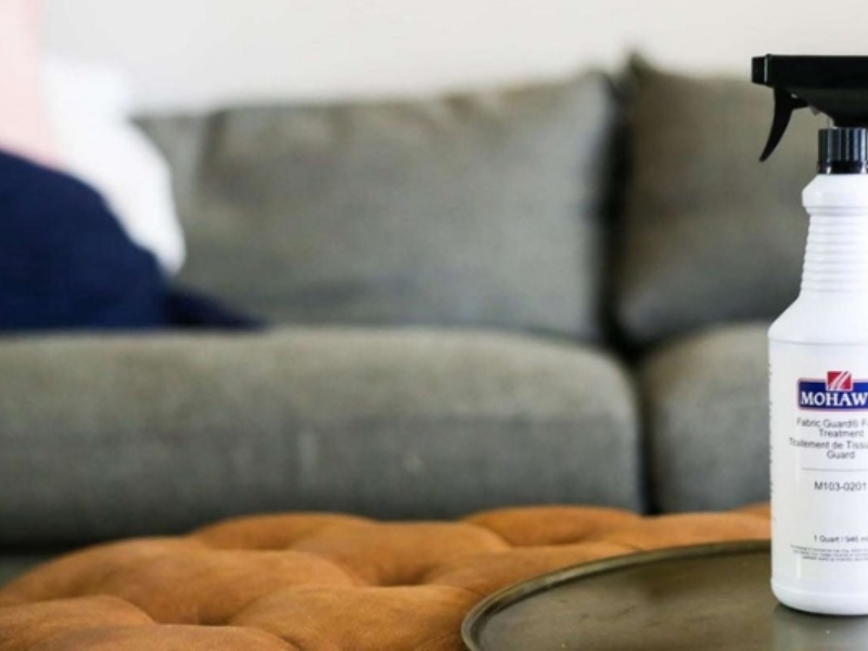 7 cách khử mùi ghế sofa hiệu quả đơn giản tại nhà 2025 9 Dùng xịt thơm có thể khử mùi sofa da