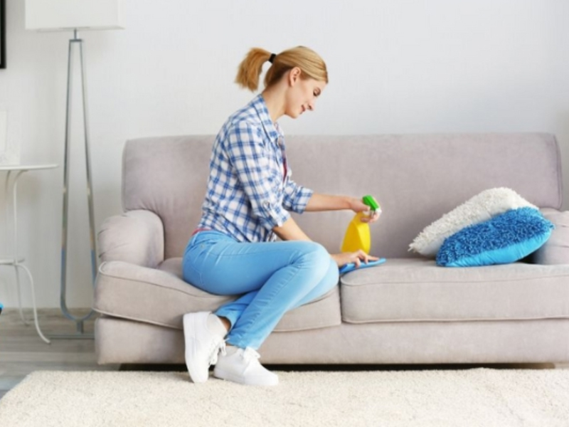 7 cách khử mùi ghế sofa hiệu quả đơn giản tại nhà 2025 10 Khử mùi hôi trên sofa bằng nước xả vải