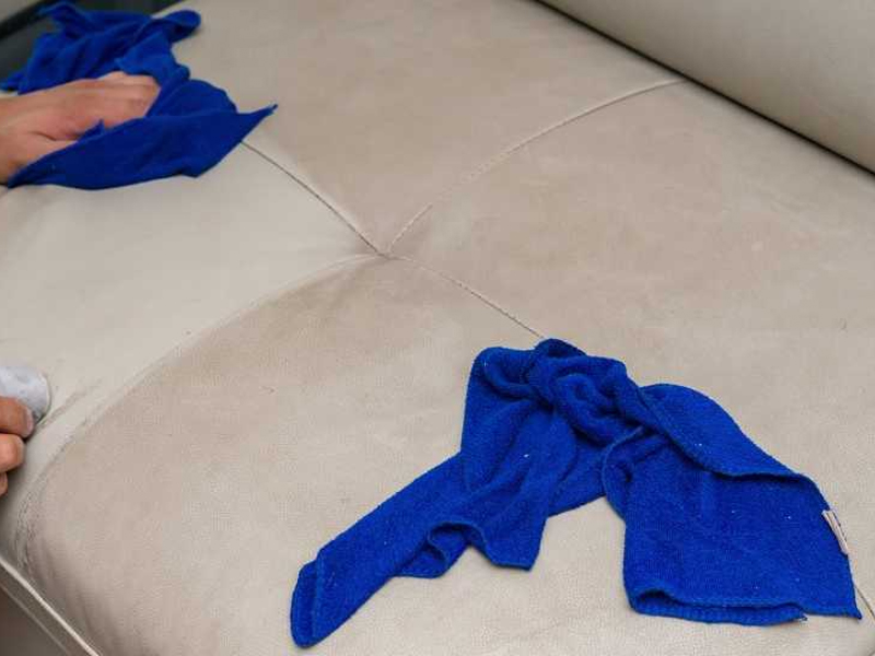 Quy trình và cách đánh bóng ghế sofa tại nhà hiệu quả 7 Lau qua bề mặt ghế bằng dung dịch chuyên dụng